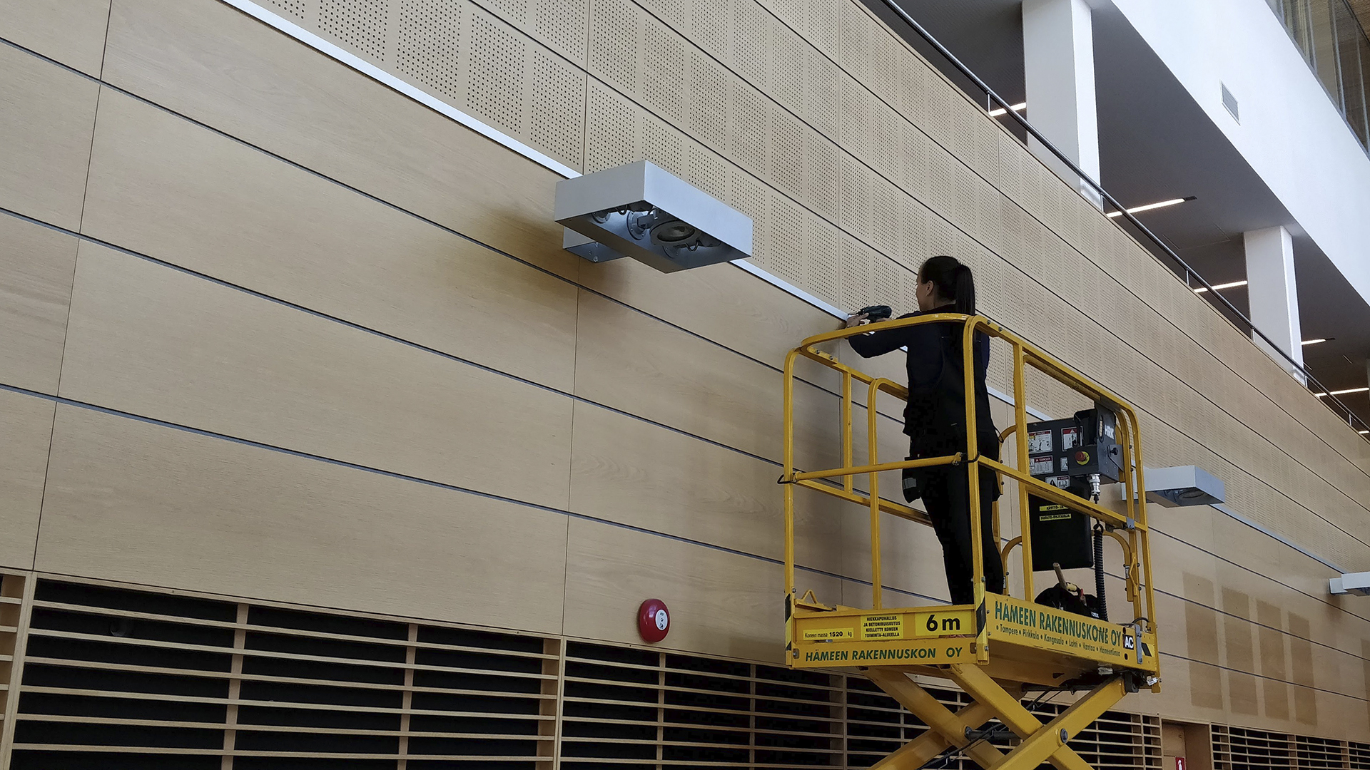 Taulujen ripustus yritykselle.